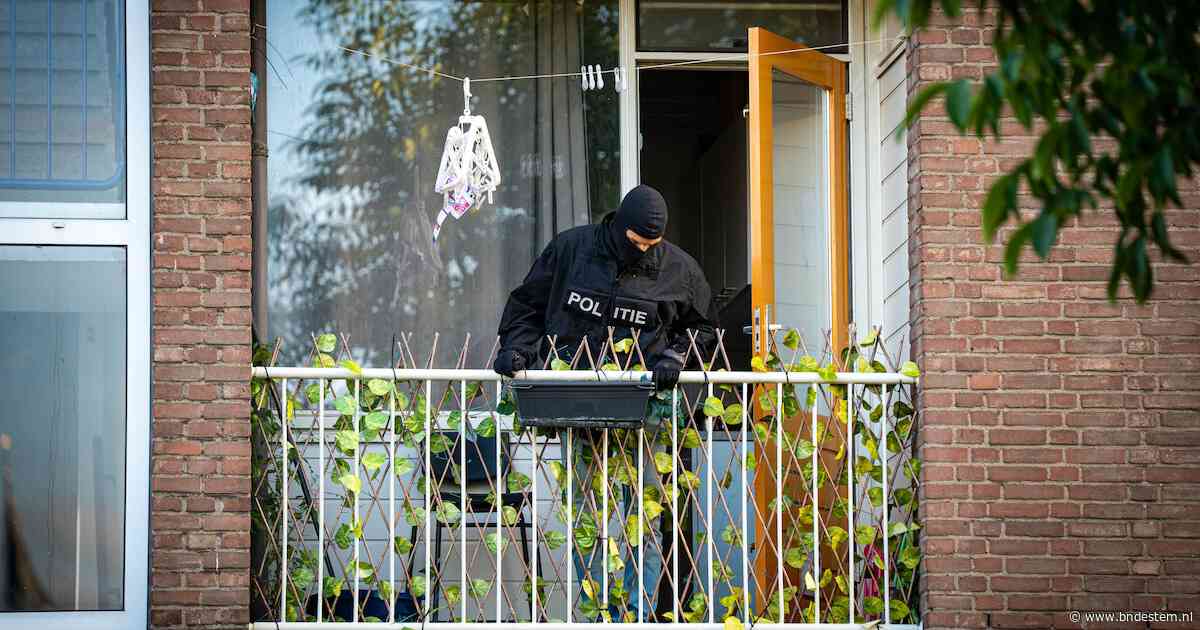 Omwonenden zien hoe angstige vrouw (29) met baby van balkon springt: ‘Beeld op mijn netvlies gebrand’