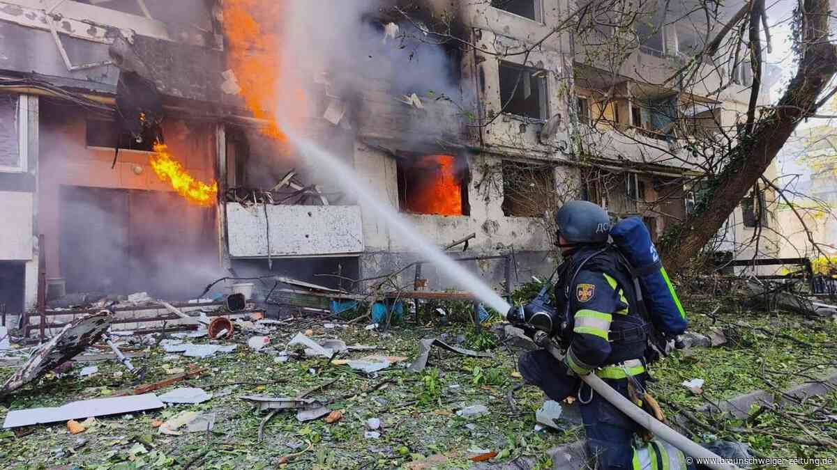 Russische Angriffe treffen Ukraine am Unabhängigkeitstag: ein Toter und Verletzte