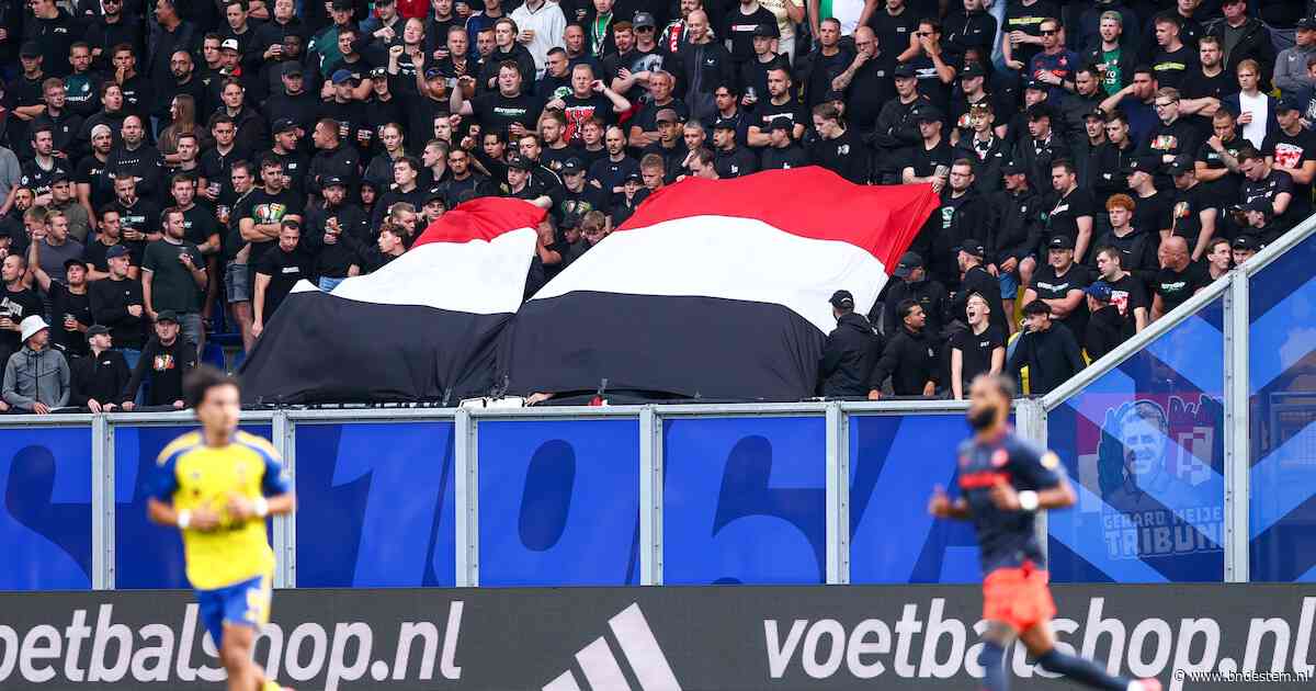 Onder twee vlaggen en met bivakmutsen: hoe Feyenoord-supporters ongehinderd konden uitpakken bij Cambuur