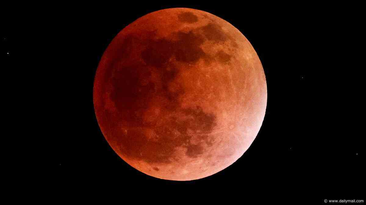 Eerie blood-red moon rising over the US in just DAYS sparks fears of a biblical prophecy