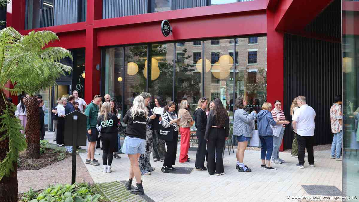 Queues and 'chaotic' scenes as people get ready to leave Manchester for Stockport