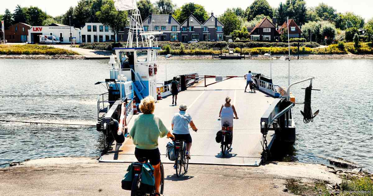 Veerman Dave opgelucht: na drie weken zonder inkomsten kan het pontje bij Culemborg weer varen