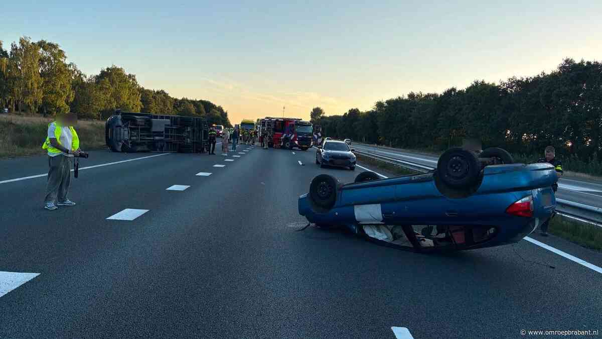 Auto en bestelbus belanden ondersteboven op A59 bij ongeluk, weg afgesloten