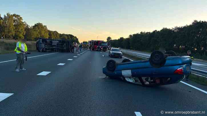 Auto en bestelbus belanden ondersteboven op A59 bij ongeluk, weg afgesloten
