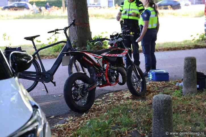 Brommerrijder slaat over de kop en belandt in sloot na aanrijding