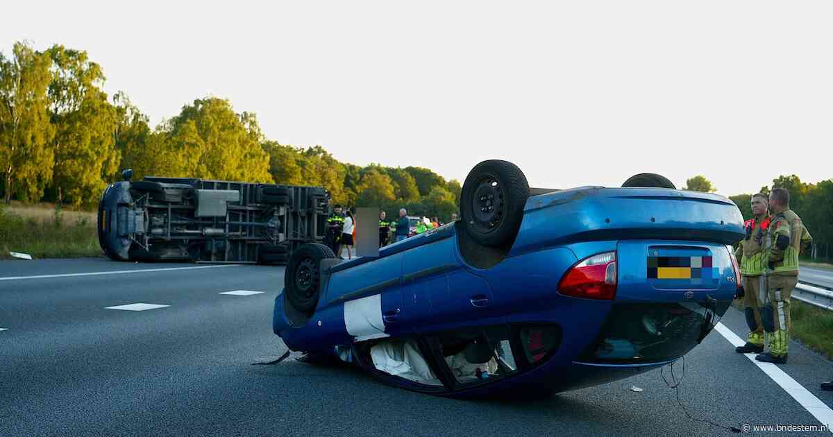 A59 dicht na ongeval bij Made: auto op zijn kop, meubels belanden op wegdek nadat bakwagen openscheurt