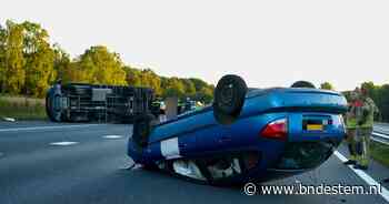 A59 dicht na ongeval bij Made: auto op zijn kop, meubels belanden op wegdek nadat bakwagen openscheurt