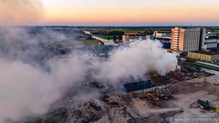 Brand bij afvalverwerker in Oss, rookwolken trekken richting het centrum