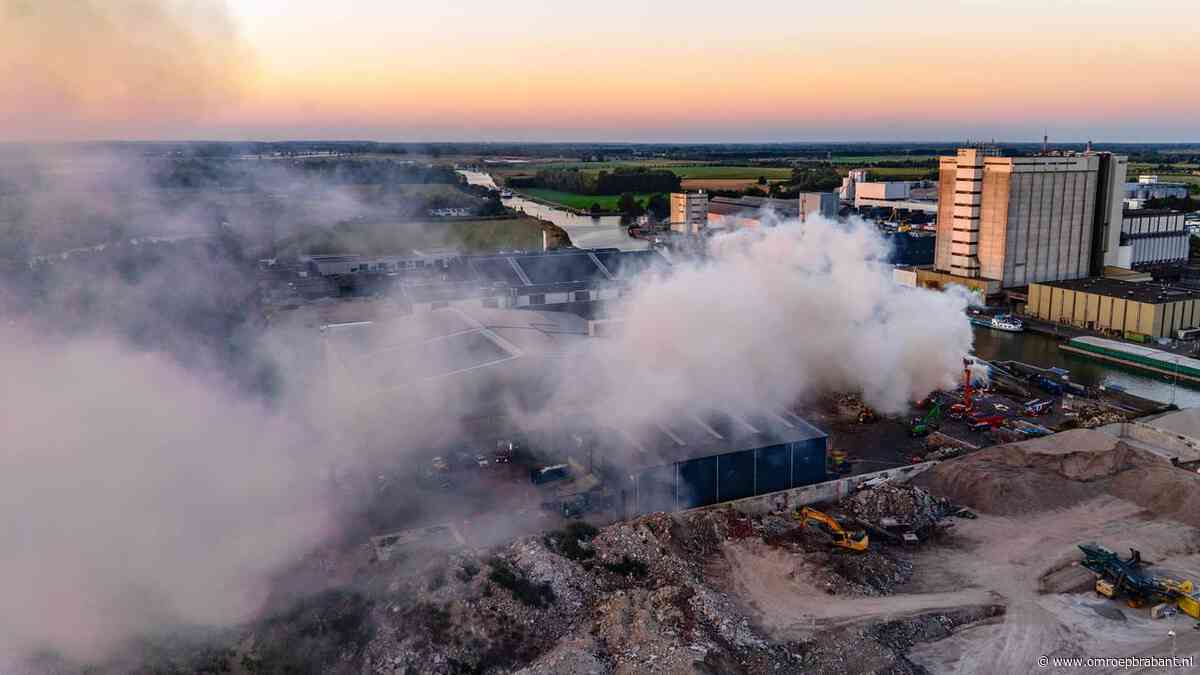 Brand bij afvalverwerker in Oss, rookwolken trekken richting het centrum