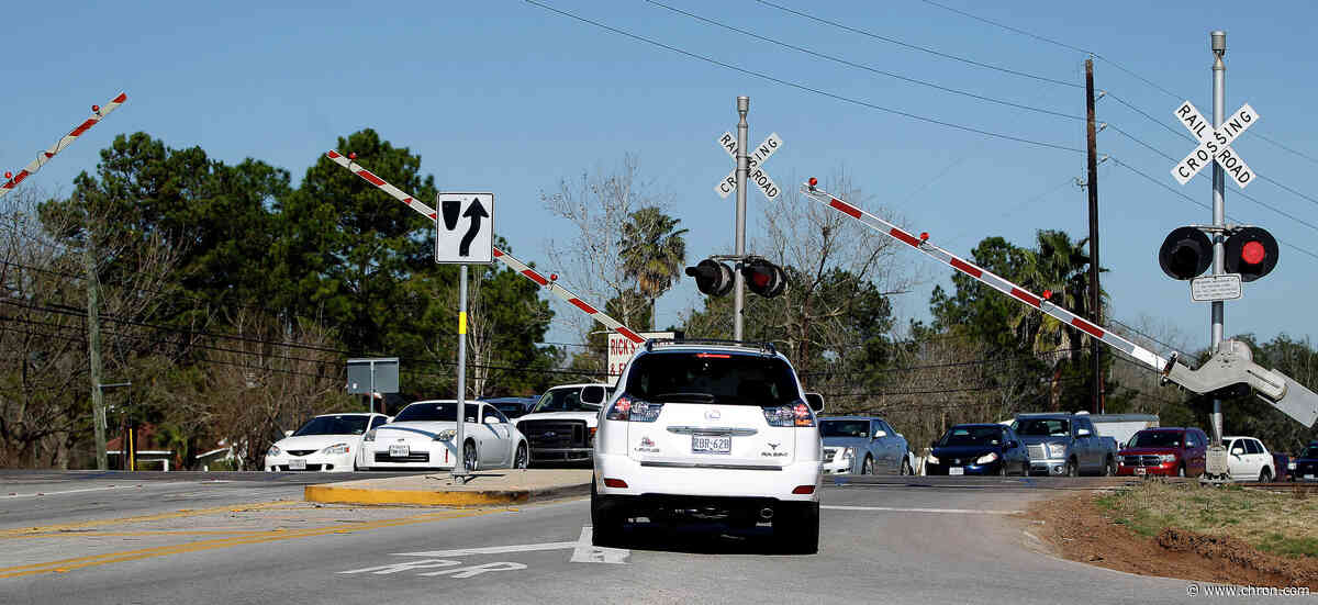 Houston man dies after attempting dangerous move around train gates