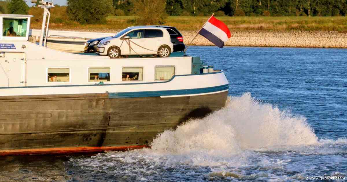 Binnenvaartschip loopt vast in de Waal bij Tiel