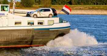 Binnenvaartschip loopt vast in de Waal bij Tiel