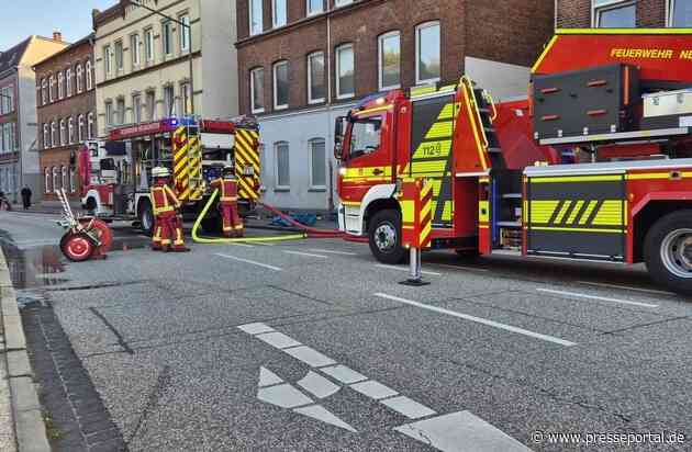 FW Neumünster: Kellerbrand in der Feldstraße - Fünf Personen gerettet, Baby über Drehleiter in Sicherheit gebracht