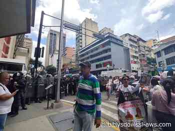 Policías agredieron a manifestante de la tercera edad en marcha por la libertad de los presos políticos