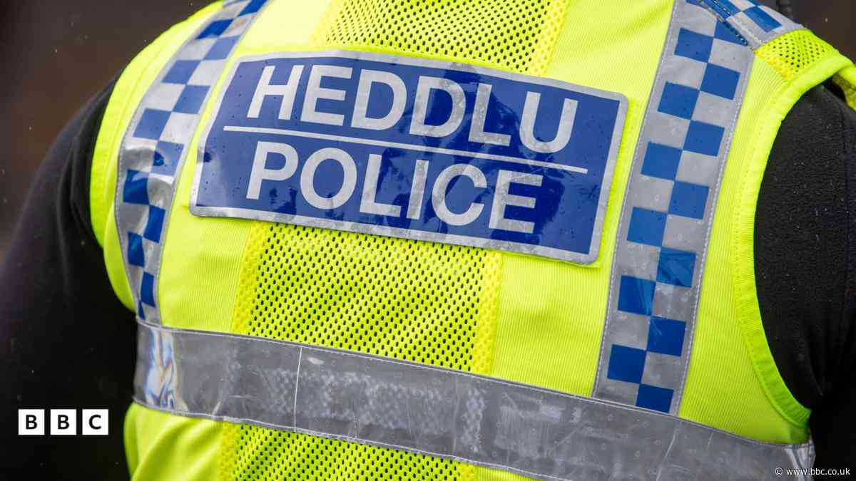 Arestio dyn wedi i gar gael ei yrru ar ochr anghywir yr A55 ar Ynys Môn