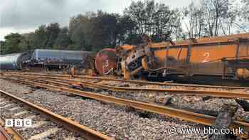 Network Rail yn erlyn dau gwmni am £5m wedi damwain trên Llangennech