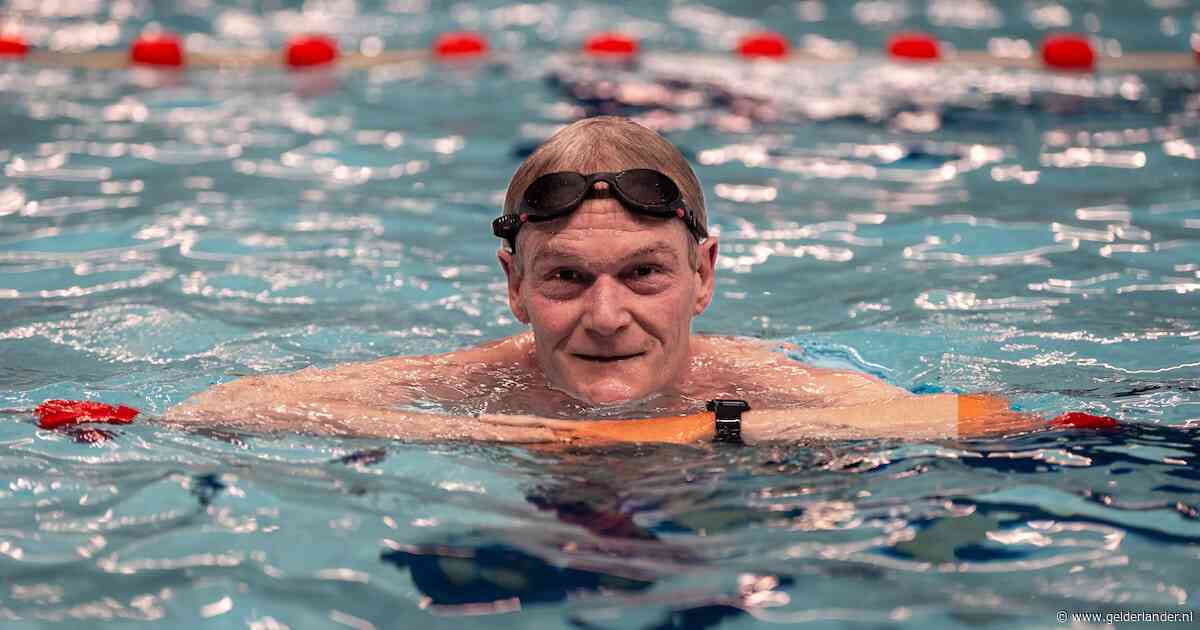 Zwemmer Clemens (66) trotseerde storm op het IJsselmeer, maar het zwaarste kwam daarna: ‘Even was ik geen spraakwaterval’