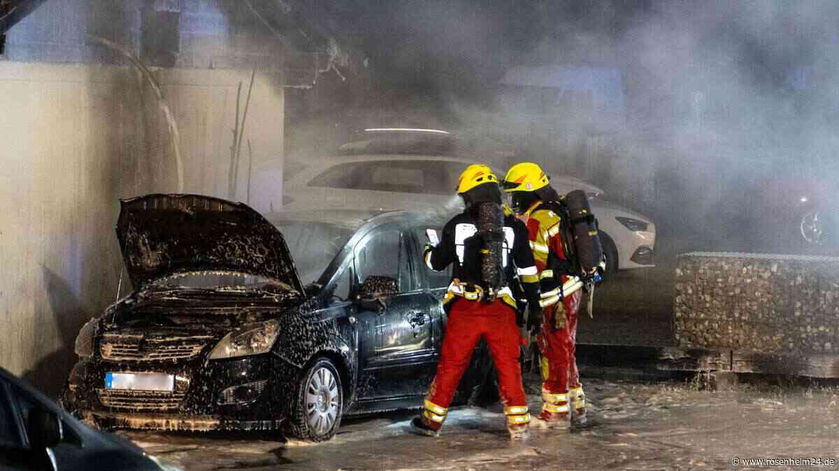 Auto gerät in Brand, Flammen greifen auf Garage über: Nächtlicher Einsatz in Inzell