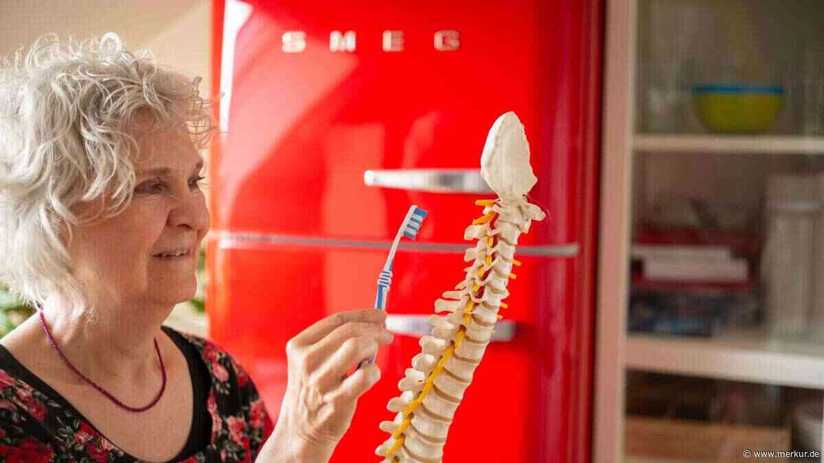 Ein Stuhl mit Rückgrat: Grafingerin (63) kämpft mit Erfindung gegen den Bürobuckel