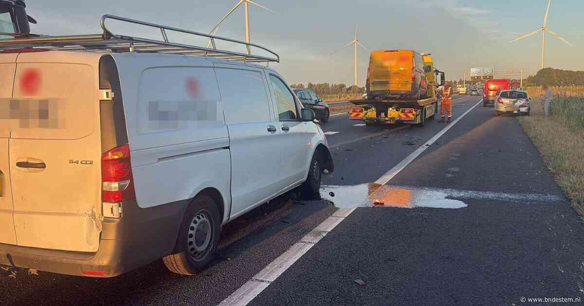 Vier voertuigen botsen op elkaar op A59 bij Zonzeel