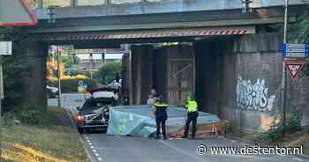 Lading hoger dan viaduct: pakket met bouwmaterialen valt op passerende auto in Holten