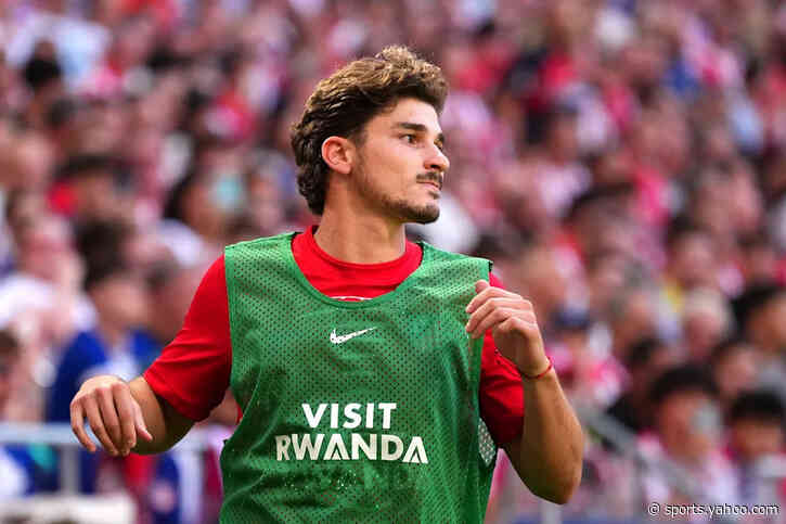 Atletico Madrid players would rather see Julian Alvarez leave, with Barcelona watching