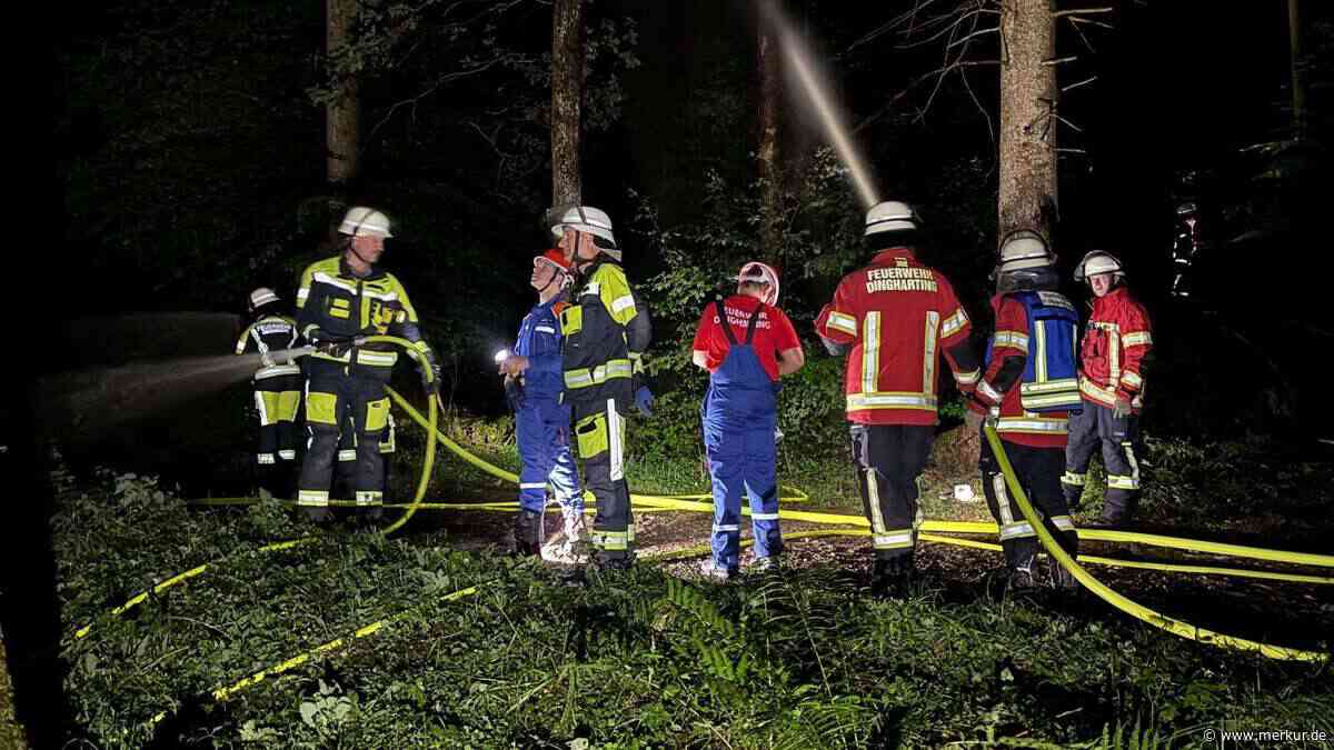 Feuerwehr muss Schläuche hunderte Meter in den Wald tragen