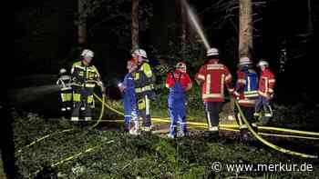 Feuerwehr muss Schläuche hunderte Meter in den Wald tragen