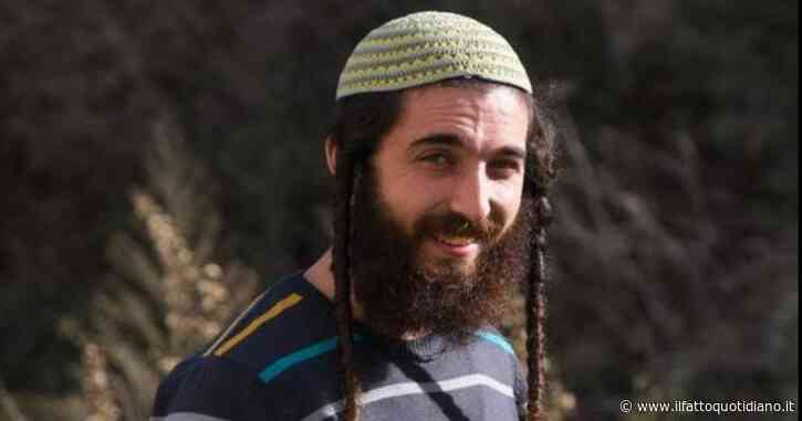 Israele, il deputato di estrema destra Zvi Sukkot distrugge a picconate un monumento palestinese