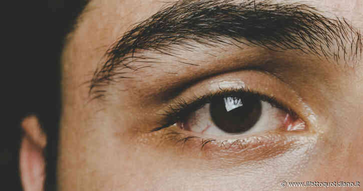 “Un parassita sta mangiando il mio occhio, è qualcosa di terrificante”: pensava fosse una semplice irritazione, ora rischia di perdere la vista. La storia di Matt Flack