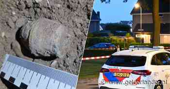 Kind krijgt metaaldetector en vindt munitie op trapveldje