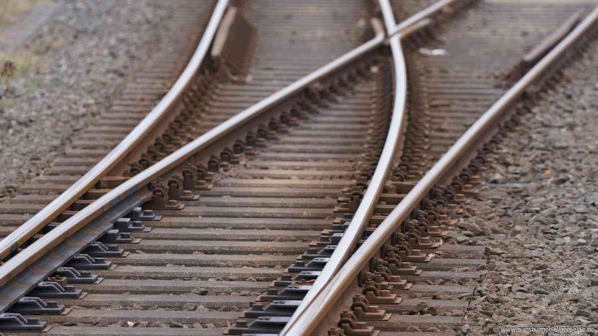 Unbekannter Radfahrer stört Bahnverkehr erheblich