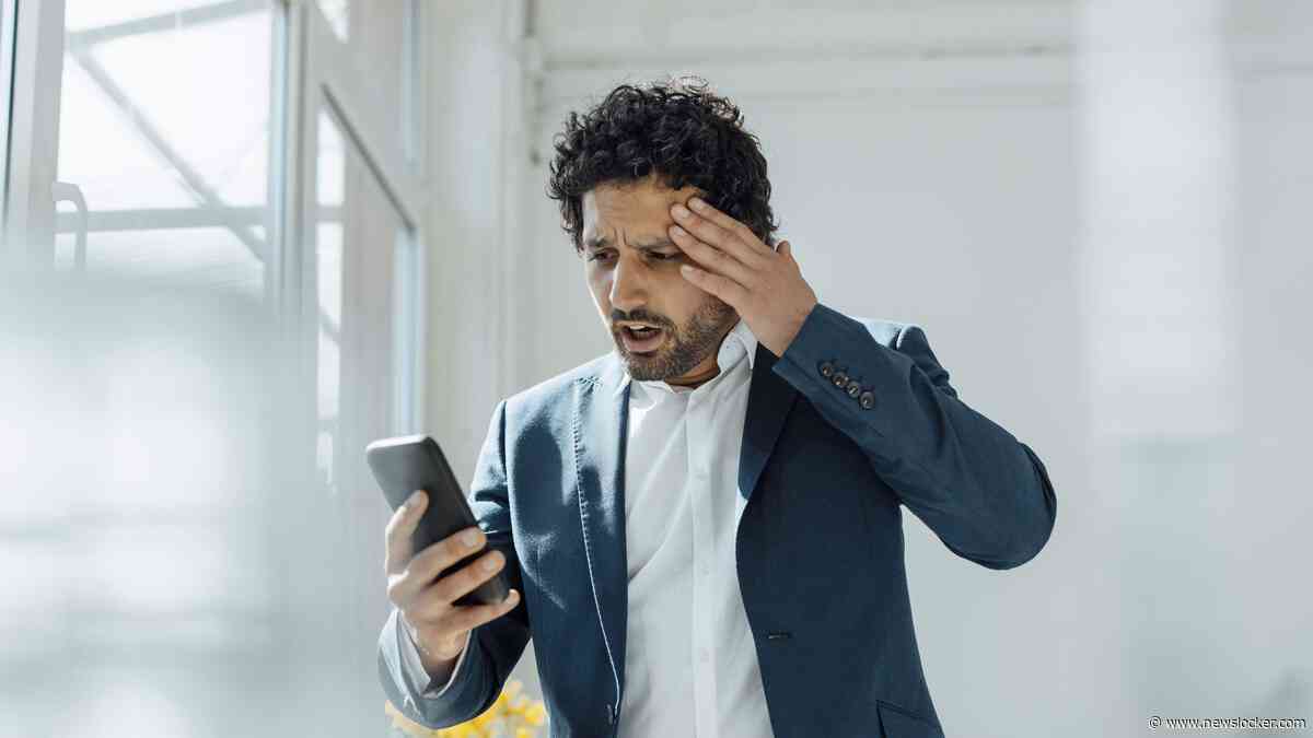Struikelende man beschadigt beeld op toilet: verzekeraar weigert te betalen