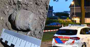 Kind krijgt metaaldetector en vindt munitie op trapveldje