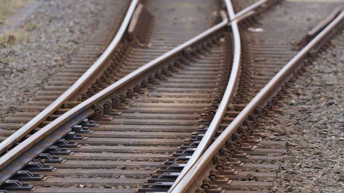 Polizei sucht Zeugen: Verdacht auf Sabotage: Kabel an Bahnstrecke zerschnitten