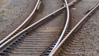 Polizei sucht Zeugen: Verdacht auf Sabotage: Kabel an Bahnstrecke zerschnitten
