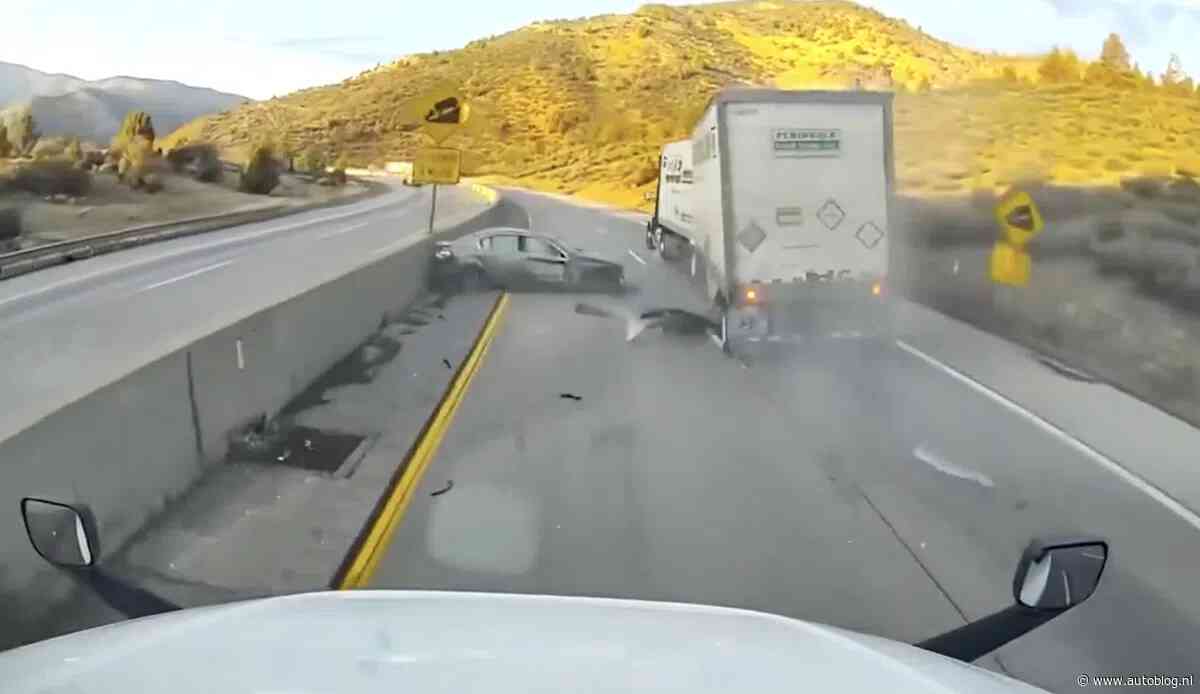 Automobilist denkt tussen twee trucks te kunnen inhalen