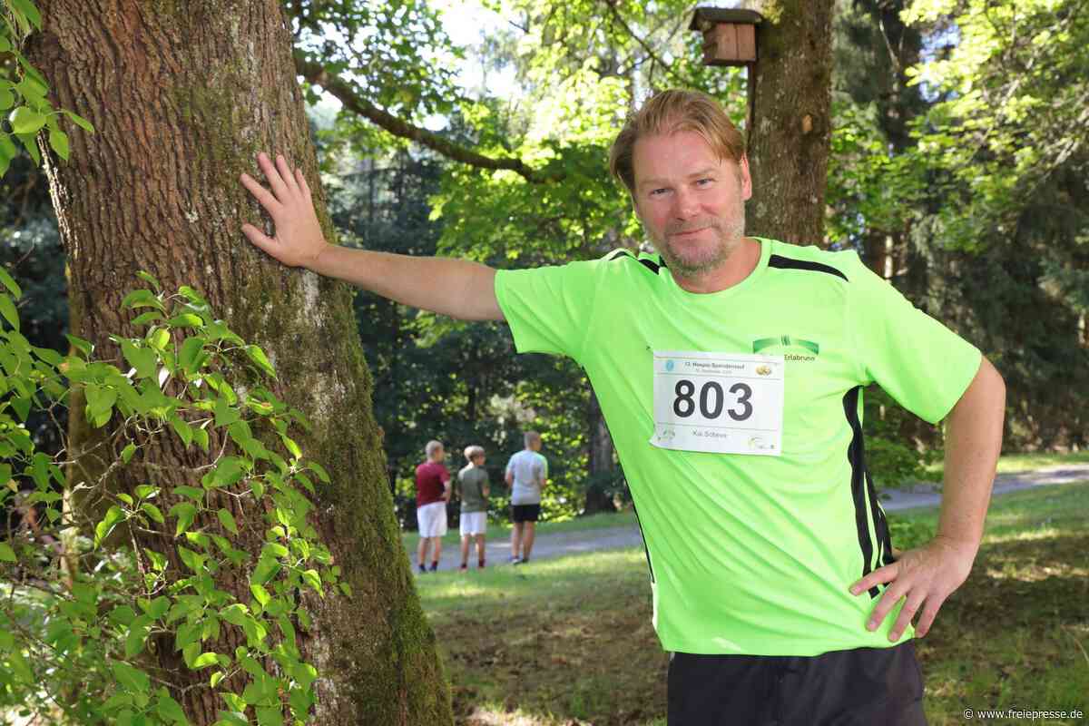 Hauptkommissar Winkler schnürt Laufschuhe für Hospiz-Spenden-Lauf in Erlabrunn