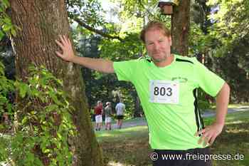 Hauptkommissar Winkler schnürt Laufschuhe für Hospiz-Spenden-Lauf in Erlabrunn