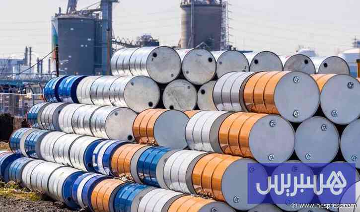 النفط يتراجع وسط ترقب عقوبات إيران