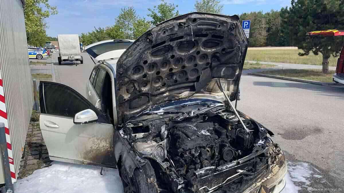 Mercedes fängt in Gilching Feuer: Familie rettet sich