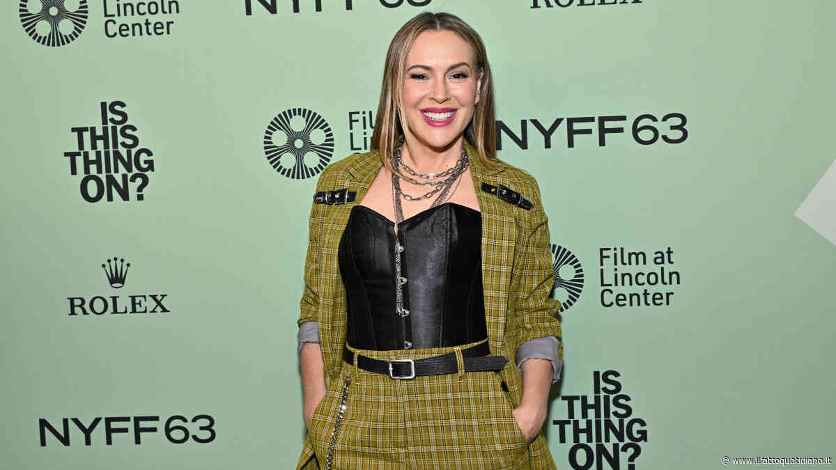 “Pensavo a tutti i modi in cui mio figlio sarebbe potuto morire mentre lavoravo. Dopo il parto mi sono sentita una madre fallita, ho chiesto un ricovero in psichiatria”: così Alyssa Milano