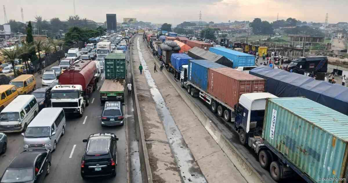 Trailer crash on Lagos-Ibadan expressway causes gridlock, motorists divert to bush paths