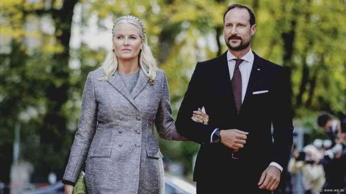 Trotz Lungentransplantation: Mette-Marit zeigt sich gelöst an Haakons Seite