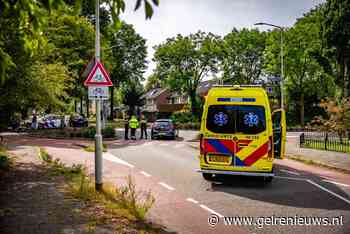 Fietser en auto botsen op kruising