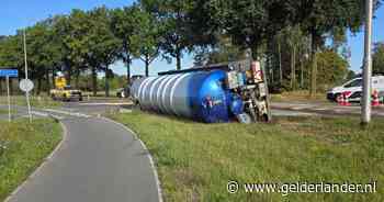 Giertank achter tractor kantelt in Zeddam