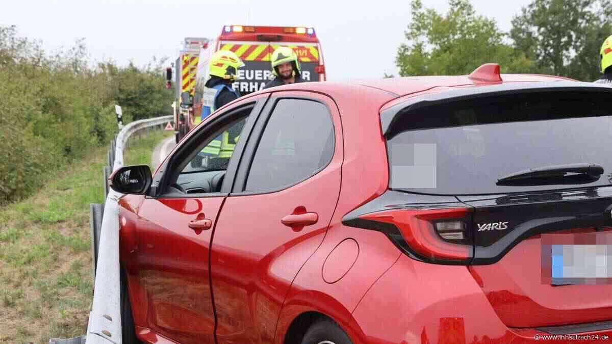 Unfall bei Erharting: Frau kracht mit Kind (3) an Bord in Leitplanke