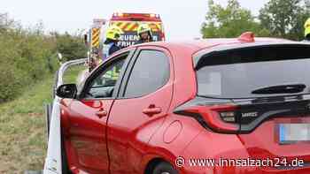 Unfall bei Erharting: Frau kracht mit Kind (3) an Bord in Leitplanke