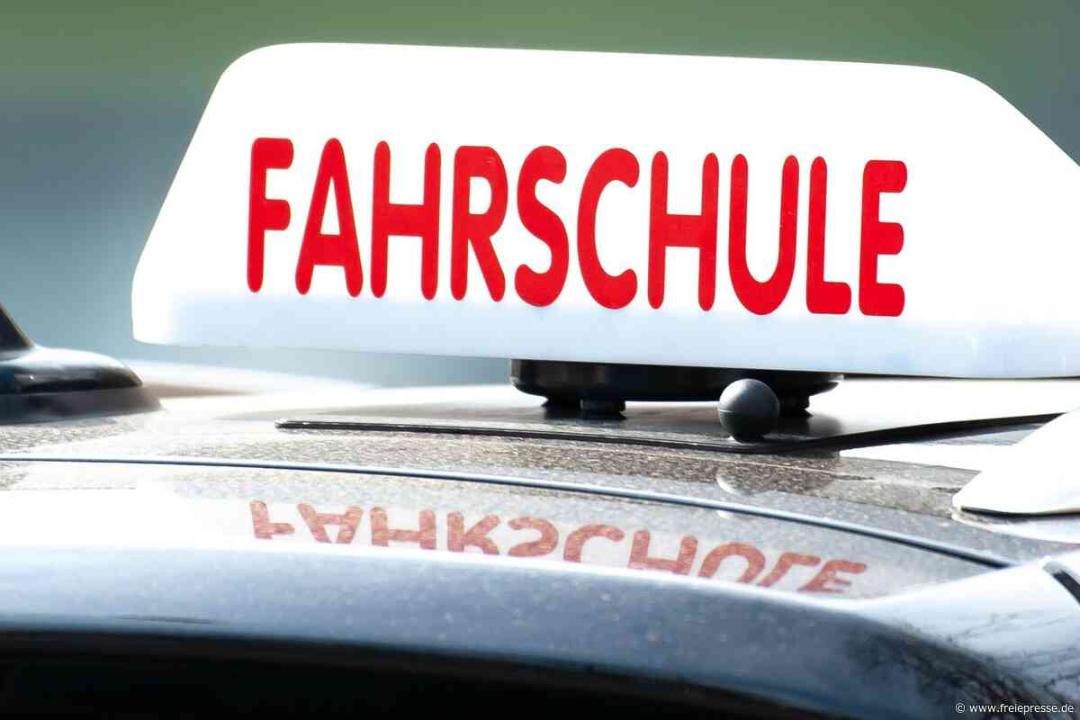 Limbach-Oberfrohna: 85-Jähriger stößt mit dem Auto gegen Pflanzinsel und Fahrschulwagen