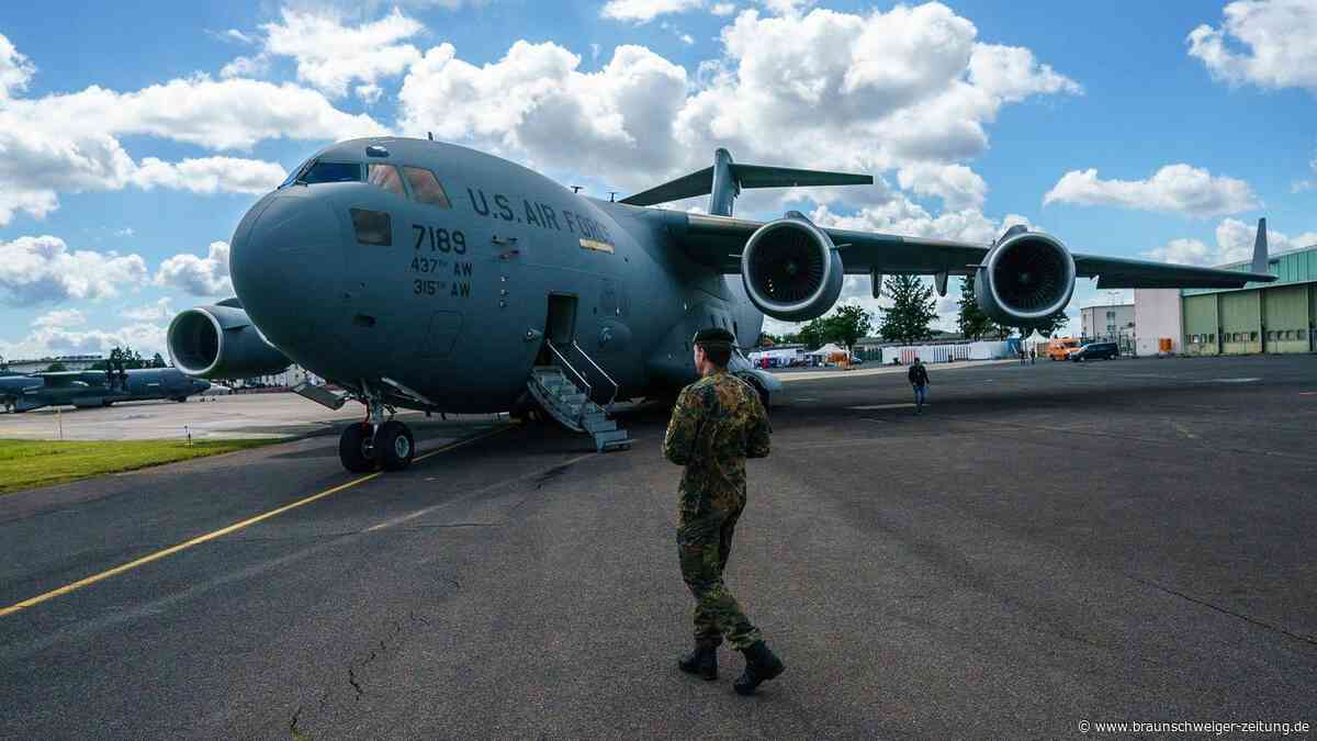 Ungewöhnlicher Besuch: US-Militärflieger landet in Moskau – Kreml ahnungslos?